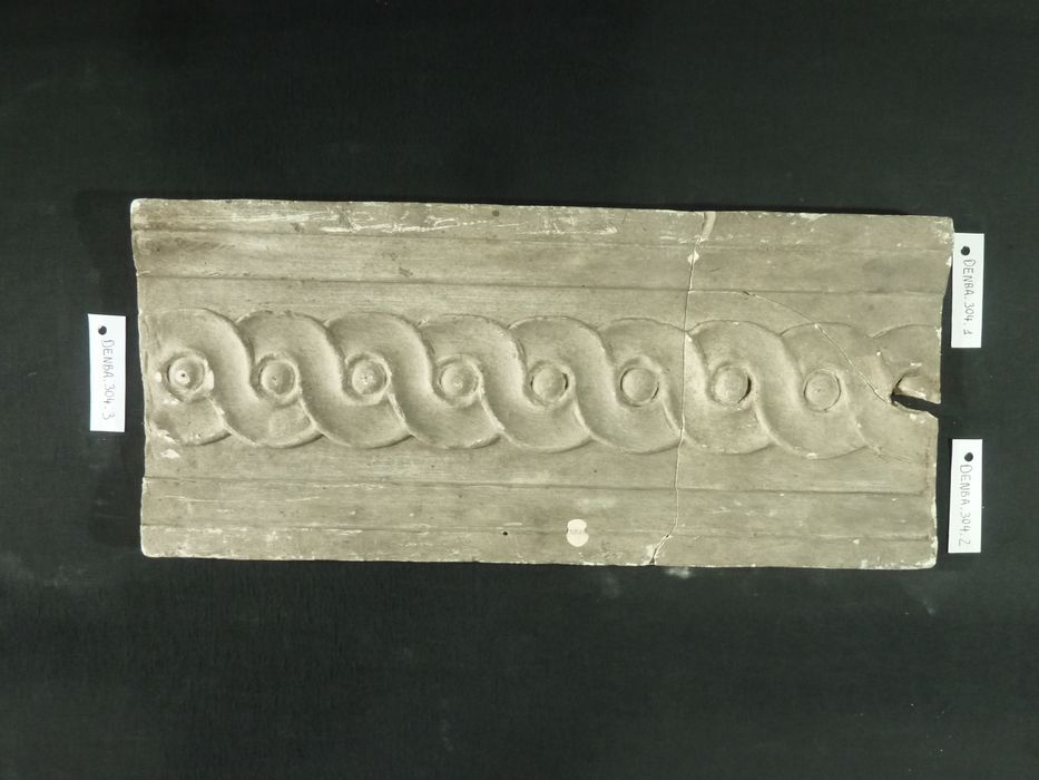 bas-relief : Entrelacs - © Ministère de la Culture (France), Direction Régionale des Affaires Culturelles de Bourgogne-Franche-Comté – Tous droits réservés