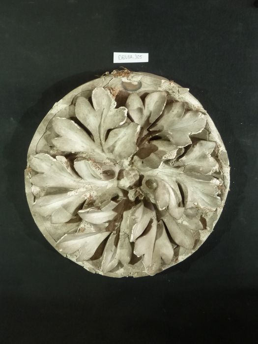 bas-relief : Rosace - © Ministère de la Culture (France), Direction Régionale des Affaires Culturelles de Bourgogne-Franche-Comté – Tous droits réservés
