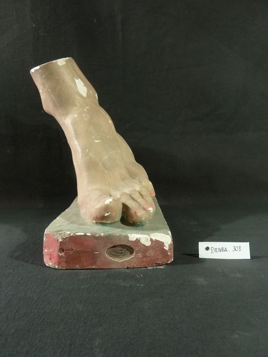 ronde-bosse : Pied gauche - © Ministère de la Culture (France), Direction Régionale des Affaires Culturelles de Bourgogne-Franche-Comté – Tous droits réservés