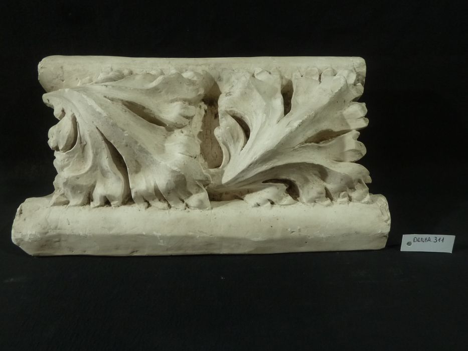 bas-relief : Feuilles - © Ministère de la Culture (France), Direction Régionale des Affaires Culturelles de Bourgogne-Franche-Comté – Tous droits réservés