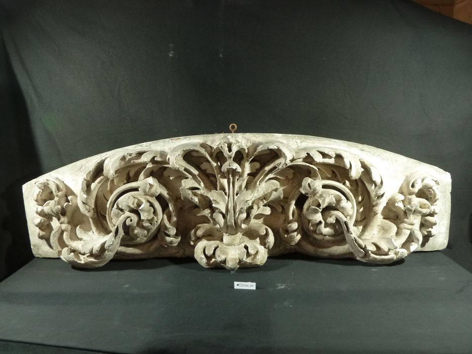 bas-relief : Ornementation - © Ministère de la Culture (France), Direction Régionale des Affaires Culturelles de Bourgogne-Franche-Comté – Tous droits réservés