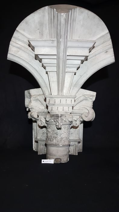 bas-relief : Composition architecturale - © Ministère de la Culture (France), Direction Régionale des Affaires Culturelles de Bourgogne-Franche-Comté – Tous droits réservés