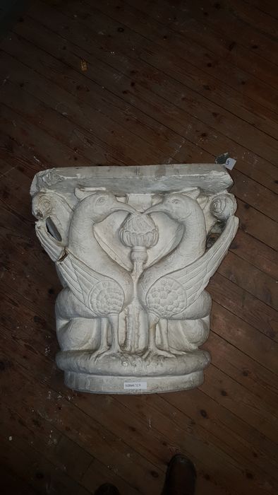 élément d'architecture : Chapiteau figuré - © Ministère de la Culture (France), Direction Régionale des Affaires Culturelles de Bourgogne-Franche-Comté – Tous droits réservés