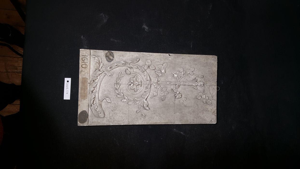 bas-relief : Panneau ornemental - © Ministère de la Culture (France), Direction Régionale des Affaires Culturelles de Bourgogne-Franche-Comté – Tous droits réservés