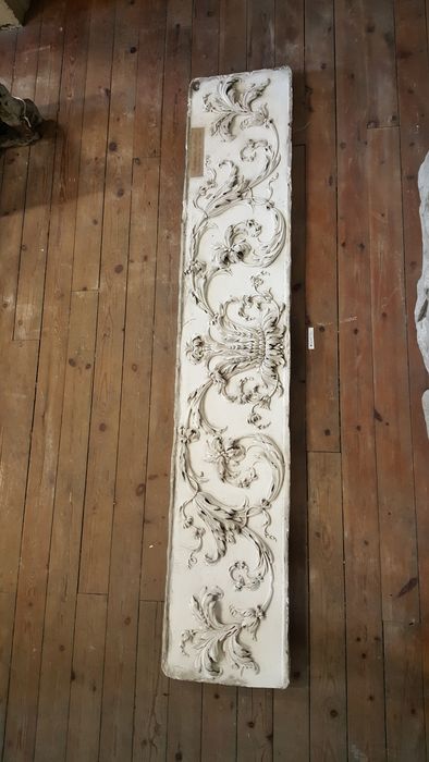bas-relief : Panneau ornemental - © Ministère de la Culture (France), Direction Régionale des Affaires Culturelles de Bourgogne-Franche-Comté – Tous droits réservés