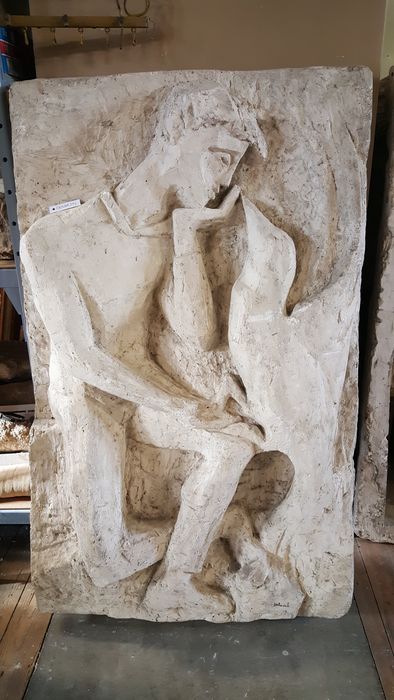 bas-relief : Homme et oiseau - © Ministère de la Culture (France), Direction Régionale des Affaires Culturelles de Bourgogne-Franche-Comté – Tous droits réservés