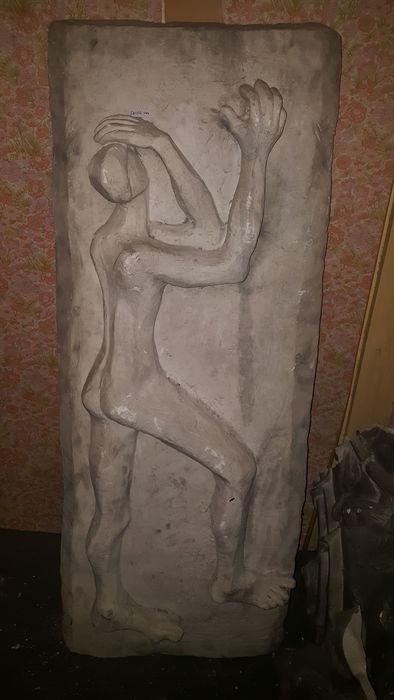 bas-relief : Figure humaine - © Ministère de la Culture (France), Direction Régionale des Affaires Culturelles de Bourgogne-Franche-Comté – Tous droits réservés