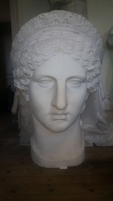 bas-relief : Tête - © Ministère de la Culture (France), Direction Régionale des Affaires Culturelles de Bourgogne-Franche-Comté – Tous droits réservés