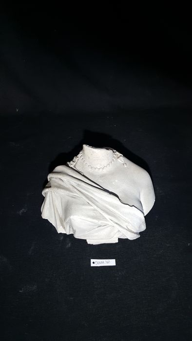 ronde-bosse : Buste de femme - © Ministère de la Culture (France), Direction Régionale des Affaires Culturelles de Bourgogne-Franche-Comté – Tous droits réservés