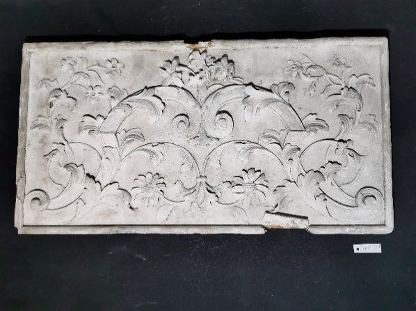 bas-relief : Panneau ornemental - © Ministère de la Culture (France), Direction Régionale des Affaires Culturelles de Bourgogne-Franche-Comté – Tous droits réservés