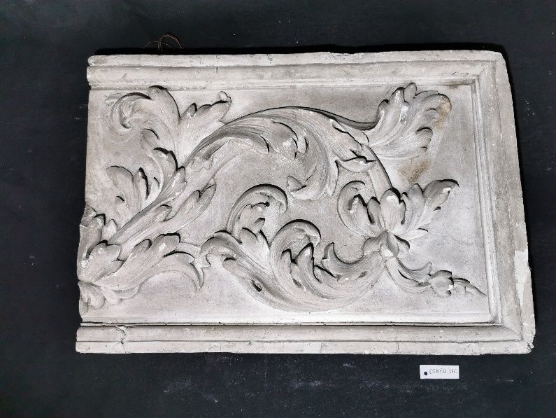 bas-relief : Panneau ornemental - © Ministère de la Culture (France), Direction Régionale des Affaires Culturelles de Bourgogne-Franche-Comté – Tous droits réservés