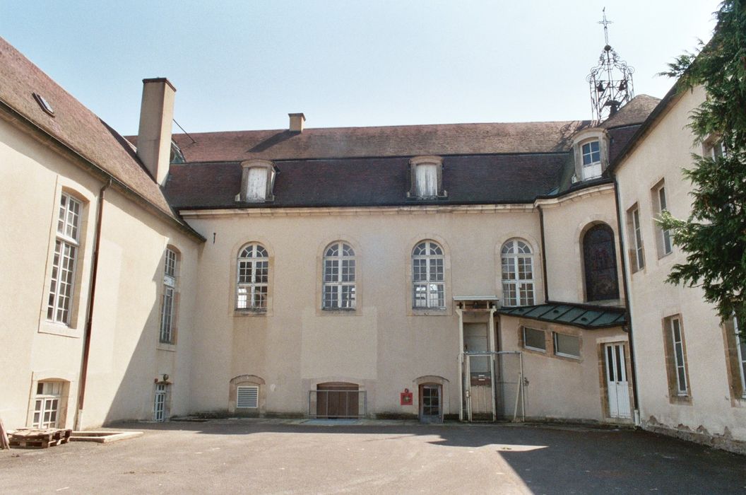 Aile de droite, cour nord, vue partielle des façades