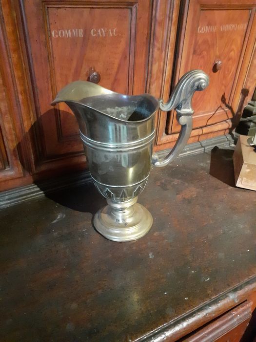 Aiguière en casque