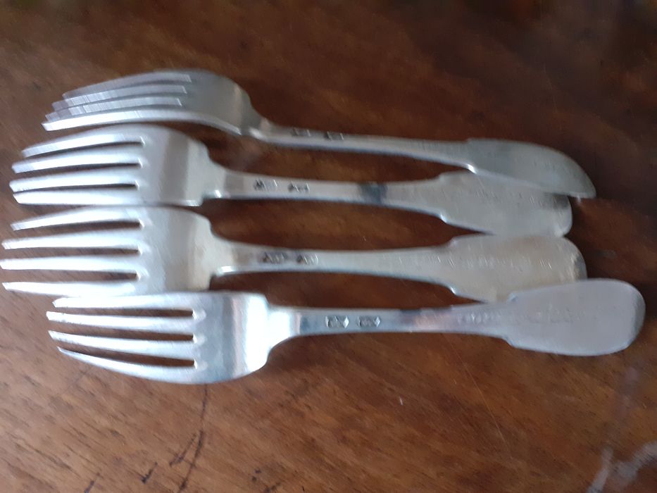 Quatre fourchettes et quatre cuillers