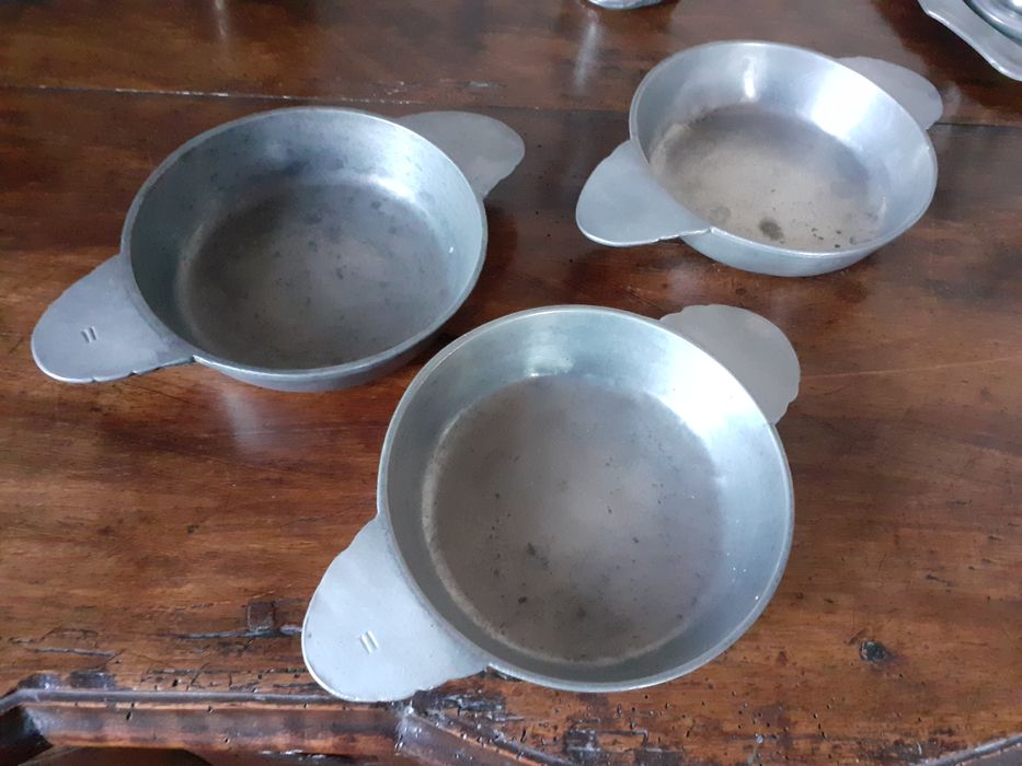 Ensemble de cinq écuelles à oreilles