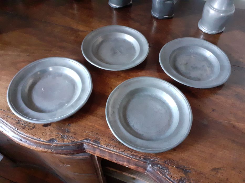 Ensemble de quatre assiettes creuses
