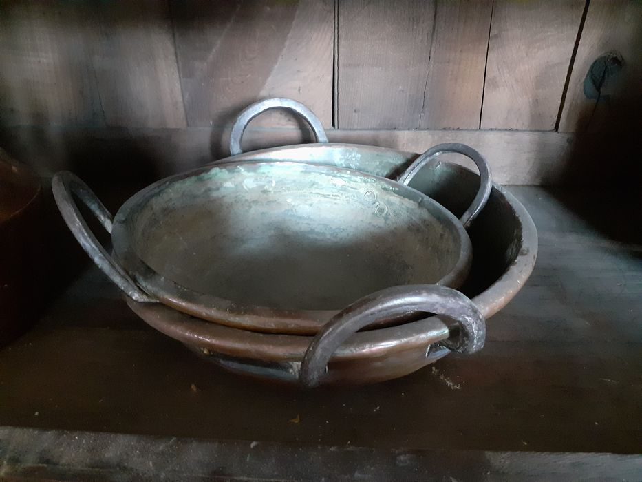 Deux bassines à sirop