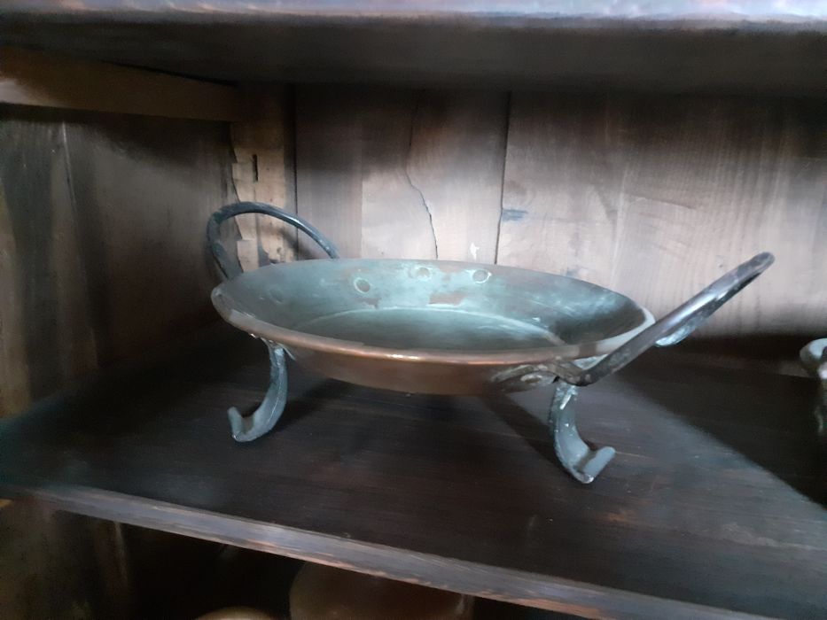Plat à oeufs tripode