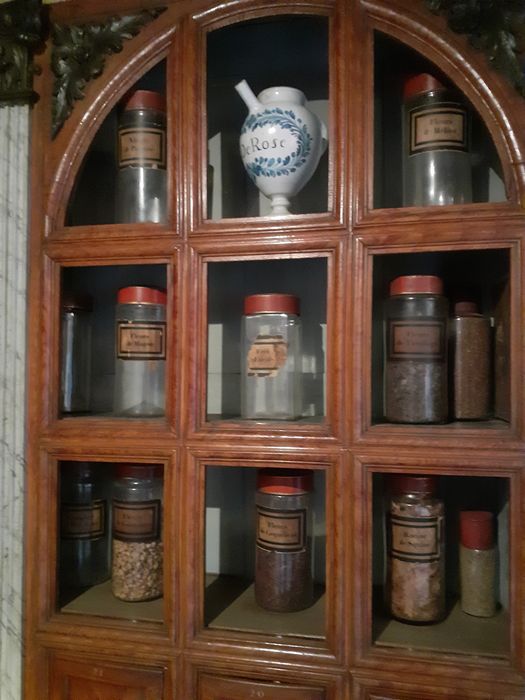 Deux pots à pharmacie de type chevrette