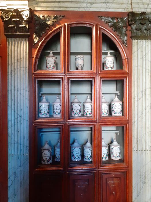 pots à pharmacie, vue partielle