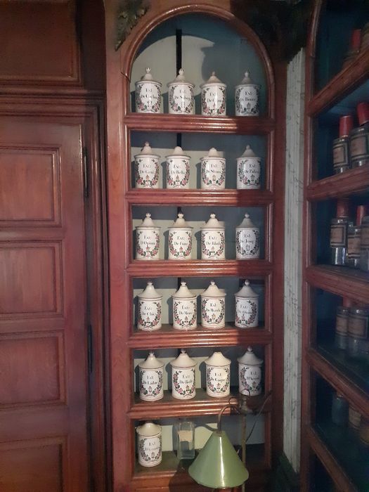 Ensemble de 35 pots à pharmacie couverts à décor de rameaux de rosier