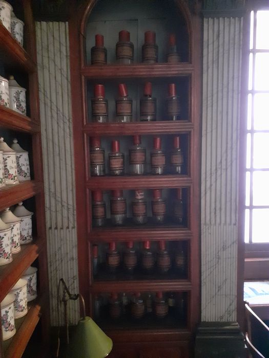 pots à pharmacie, vue partielle