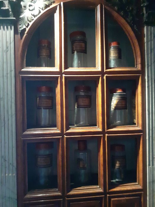 pots à pharmacie, vue partielle