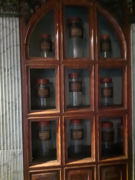 pots à pharmacie, vue partielle