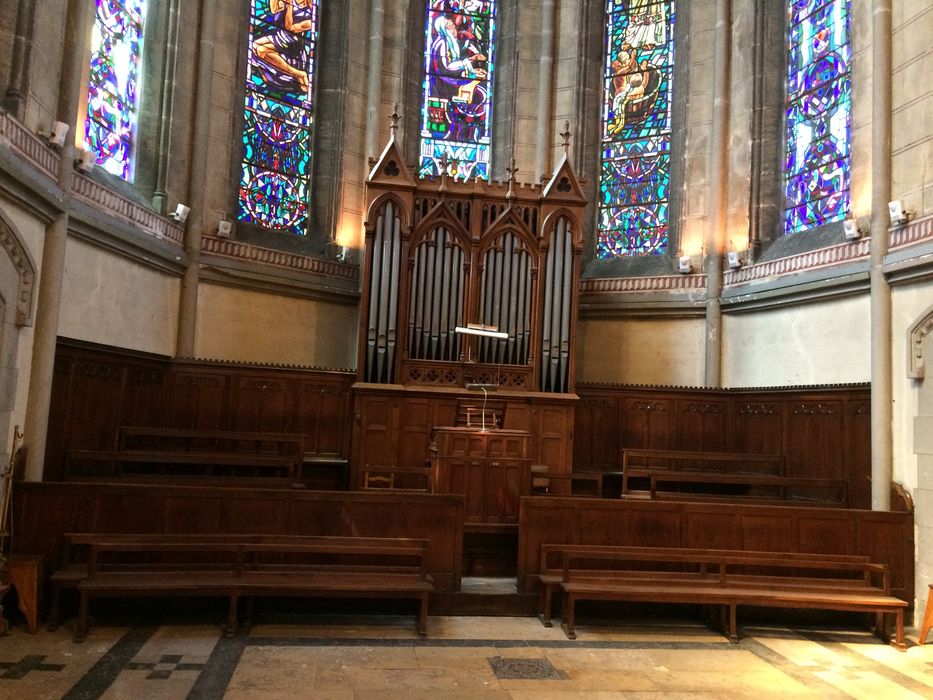 orgue de choeur et mobilier de l’arrière-choeur (gradins et bancs) - © Ministère de la Culture (France), Direction Régionale des Affaires Culturelles de Bourgogne-Franche-Comté – Tous droits réservés 