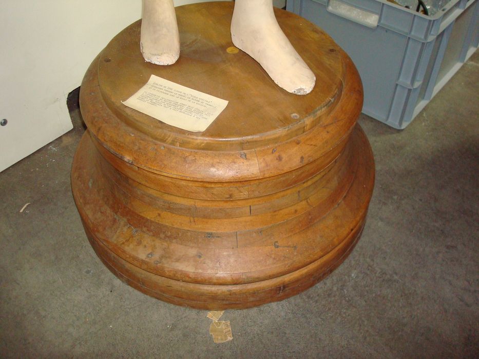 détail du socle du mannequin - © Ministère de la Culture (France), Direction Régionale des Affaires Culturelles de Bourgogne-Franche-Comté ; Académie François Bourdon – Tous droits réservés