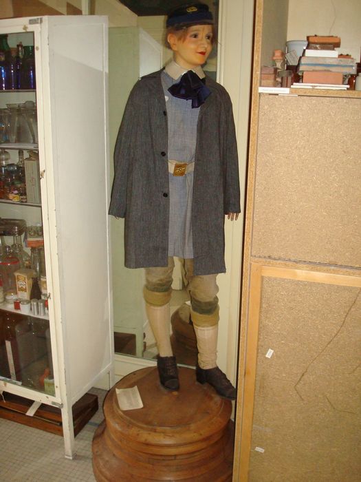 mannequin et sa tenue de l’école spéciale Schneider - © Ministère de la Culture (France), Direction Régionale des Affaires Culturelles de Bourgogne-Franche-Comté ; Académie François Bourdon – Tous droits réservés