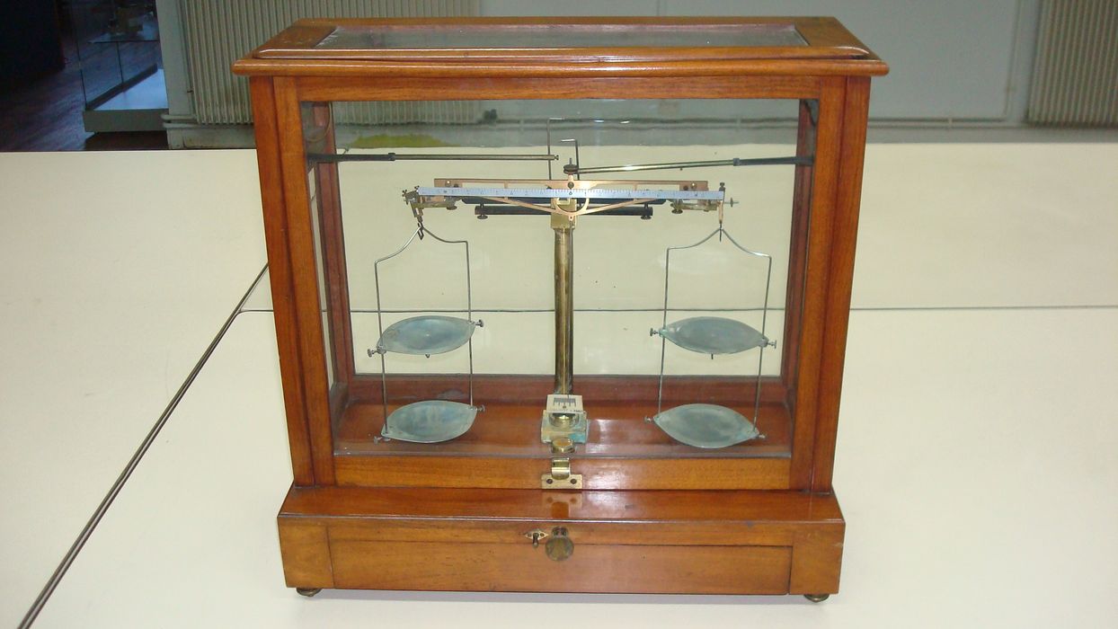 trébuchet de laboratoire - © Ministère de la Culture (France), Direction Régionale des Affaires Culturelles de Bourgogne-Franche-Comté ; Académie François Bourdon – Tous droits réservés