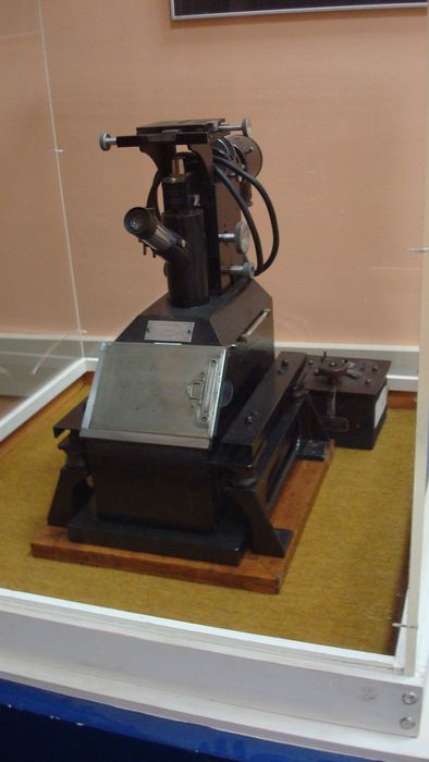 microscope métallurgique - © Ministère de la Culture (France), Direction Régionale des Affaires Culturelles de Bourgogne-Franche-Comté ; Académie François Bourdon – Tous droits réservés