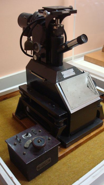 microscope métallurgique - © Ministère de la Culture (France), Direction Régionale des Affaires Culturelles de Bourgogne-Franche-Comté ; Académie François Bourdon – Tous droits réservés