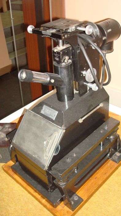 microscope métallurgique - © Ministère de la Culture (France), Direction Régionale des Affaires Culturelles de Bourgogne-Franche-Comté ; Académie François Bourdon – Tous droits réservés