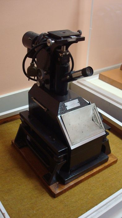 microscope métallurgique - © Ministère de la Culture (France), Direction Régionale des Affaires Culturelles de Bourgogne-Franche-Comté ; Académie François Bourdon – Tous droits réservés