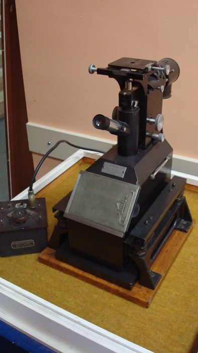 microscope métallurgique - © Ministère de la Culture (France), Direction Régionale des Affaires Culturelles de Bourgogne-Franche-Comté ; Académie François Bourdon – Tous droits réservés