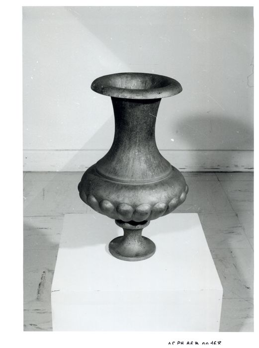 vase Médicis - © Ministère de la Culture (France), Direction Régionale des Affaires Culturelles de Bourgogne-Franche-Comté – Tous droits réservés