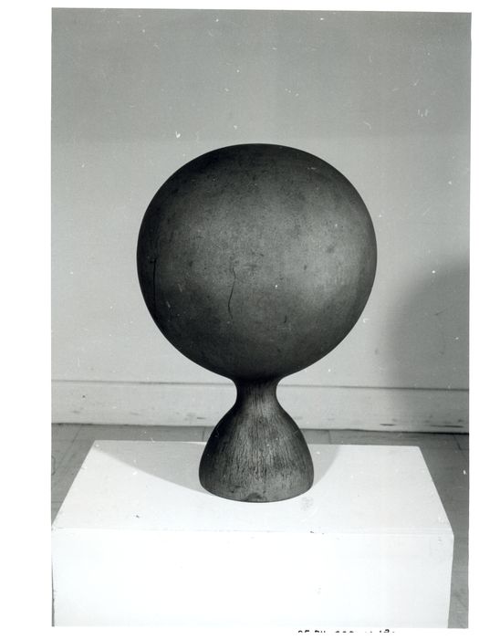 sphère sur pied - © Ministère de la Culture (France), Direction Régionale des Affaires Culturelles de Bourgogne-Franche-Comté – Tous droits réservés