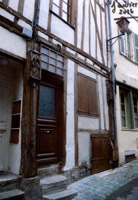 façade sur rue, vue partielle