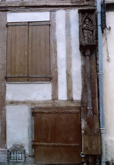 façade sur rue, vue partielle