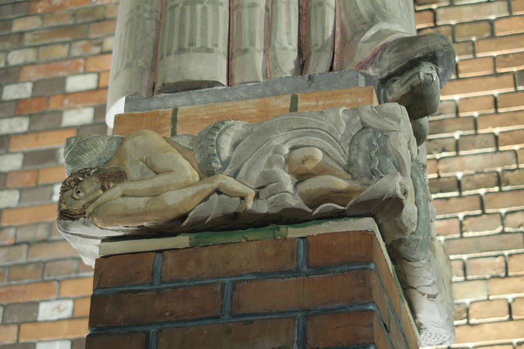 statue : Vierge à l’Enfant, détail de la base