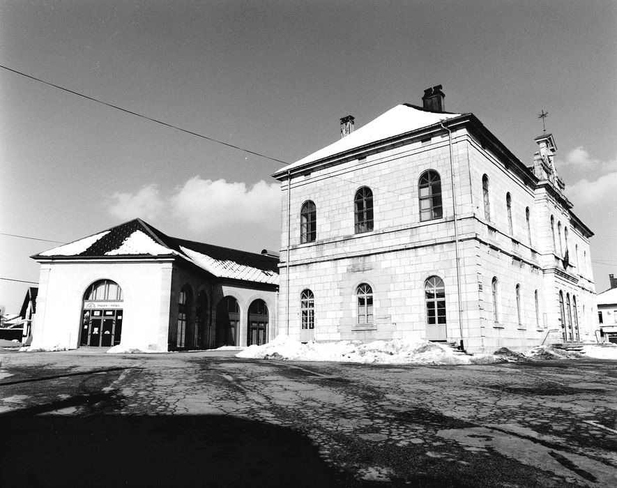 vue latérale gauche de la halle et de la mairie 