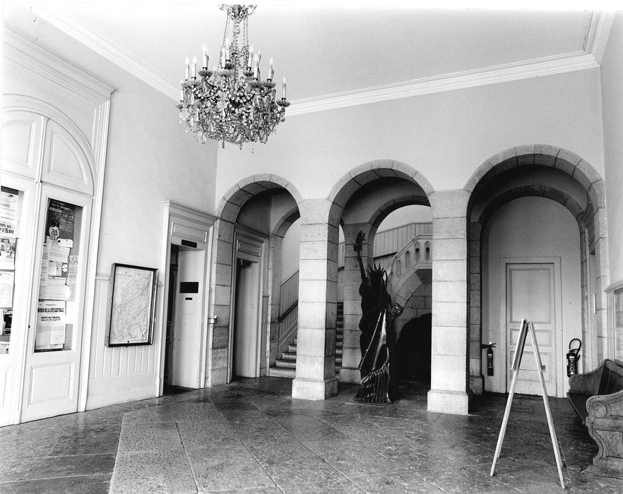 rez-de-chaussée,  vestibule avec le grand escalier 