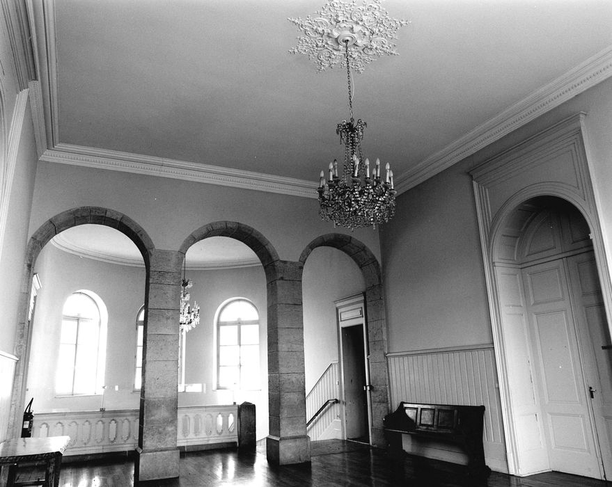 1er étage, grand escalier et vestibule 