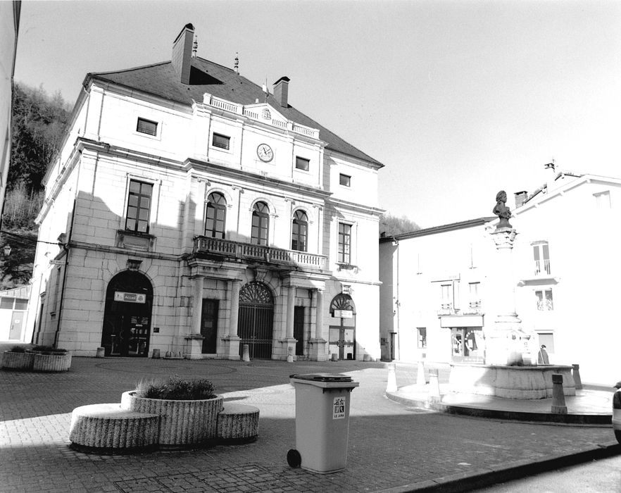 façade antérieure (est) sur la place R. Monnier