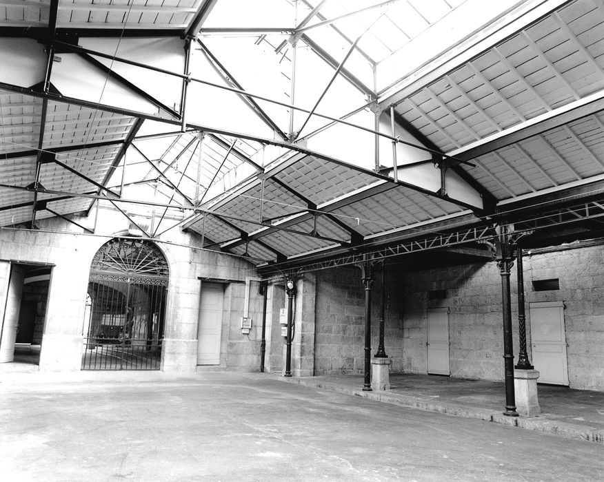 côté est avec le passage depuis l’hôtel de ville, côté sud avec les « cabinets » et couverture de l’ancienne cour 