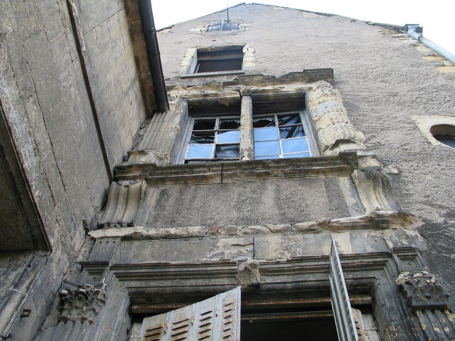 façade sur cour, détail d’une baie