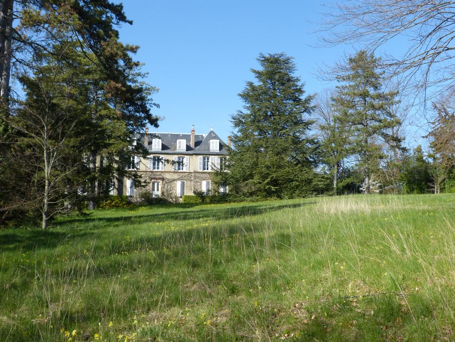 vue partielle du château dans son environnement depuis le Sud