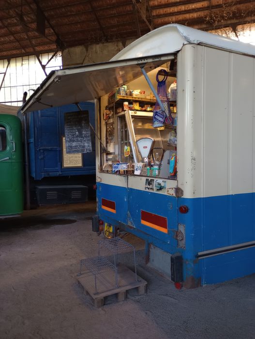 camion épicerie SAVIEM SG